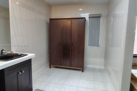 Villa ou maison à louer à Miami, Floride: 1 chambre, 55.74 m2 № 2182236 - photo 12
