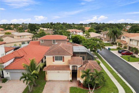 House in Coral Springs, Florida 4 bedrooms, 229.65 sq.m. № 2357213 - photo 4