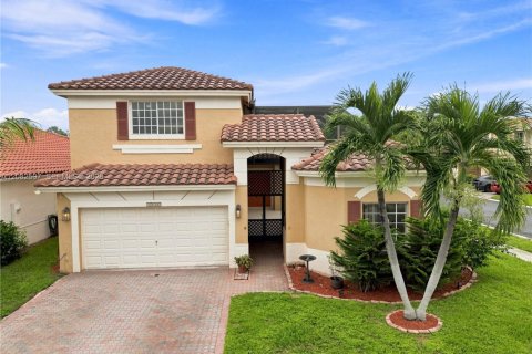 House in Coral Springs, Florida 4 bedrooms, 229.65 sq.m. № 2357213 - photo 2