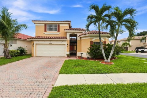 House in Coral Springs, Florida 4 bedrooms, 229.65 sq.m. № 2357213