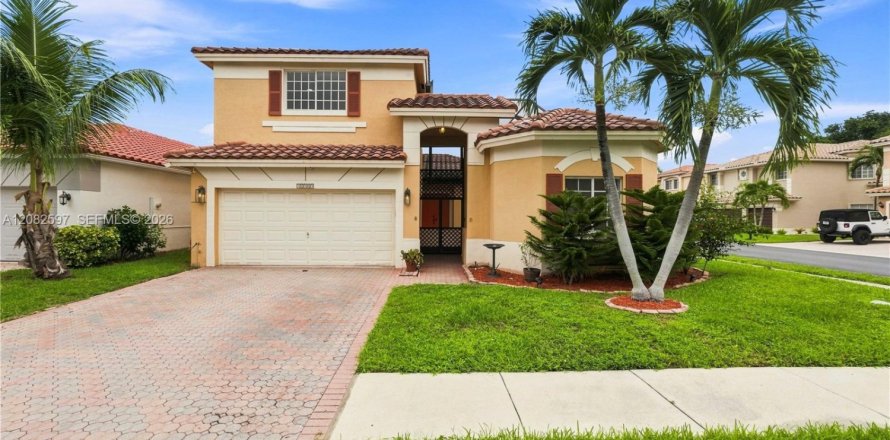 House in Coral Springs, Florida 4 bedrooms, 229.65 sq.m. № 2357213