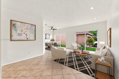 House in Coral Springs, Florida 4 bedrooms, 229.65 sq.m. № 2357213 - photo 10
