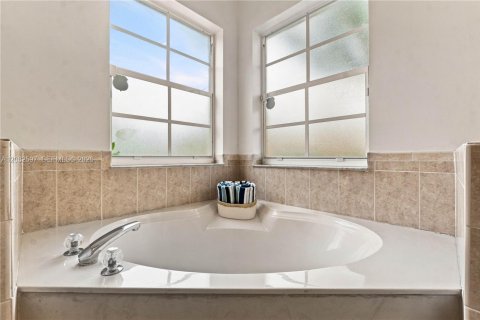 House in Coral Springs, Florida 4 bedrooms, 229.65 sq.m. № 2357213 - photo 23