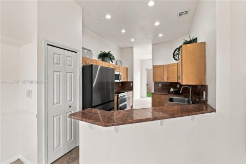 House in Coral Springs, Florida 4 bedrooms, 229.65 sq.m. № 2357213 - photo 28