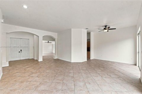 House in Coral Springs, Florida 4 bedrooms, 229.65 sq.m. № 2357213 - photo 9