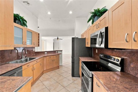 House in Coral Springs, Florida 4 bedrooms, 229.65 sq.m. № 2357213 - photo 24