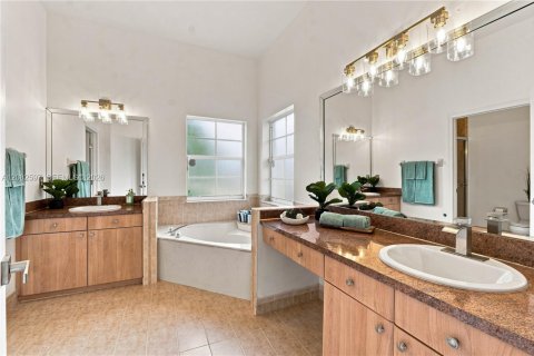 House in Coral Springs, Florida 4 bedrooms, 229.65 sq.m. № 2357213 - photo 19