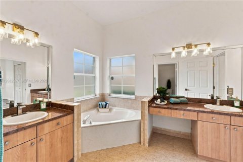 House in Coral Springs, Florida 4 bedrooms, 229.65 sq.m. № 2357213 - photo 22