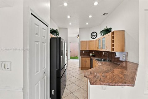 House in Coral Springs, Florida 4 bedrooms, 229.65 sq.m. № 2357213 - photo 27