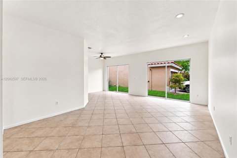 House in Coral Springs, Florida 4 bedrooms, 229.65 sq.m. № 2357213 - photo 11