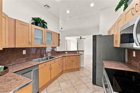 House in Coral Springs, Florida 4 bedrooms, 229.65 sq.m. № 2357213 - photo 25