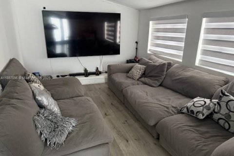 Casa en venta en Cutler Bay, Florida, 4 dormitorios, 231.33 m2 № 2053516 - foto 5