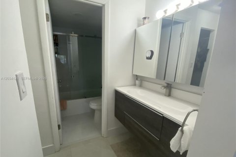 Condo in Miami, Florida, 2 bedrooms  № 2086521 - photo 6