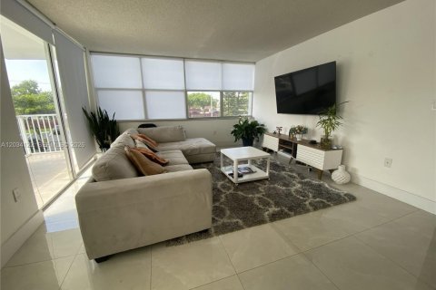 Condo in Miami, Florida, 2 bedrooms  № 2086521 - photo 4