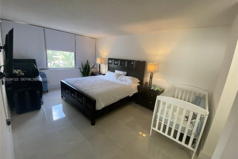 Condo in Miami, Florida, 2 bedrooms  № 2086521 - photo 9