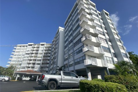 Condo in Miami, Florida, 2 bedrooms  № 2086521 - photo 13