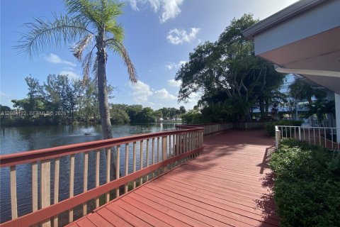 Condo in Miami, Florida, 2 bedrooms  № 2086521 - photo 12