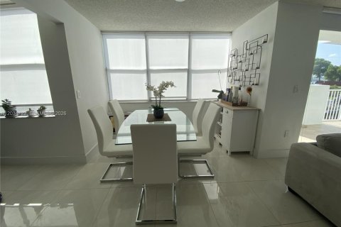 Condo in Miami, Florida, 2 bedrooms  № 2086521 - photo 3