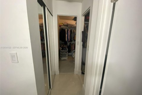 Condo in Miami, Florida, 2 bedrooms  № 2086521 - photo 10