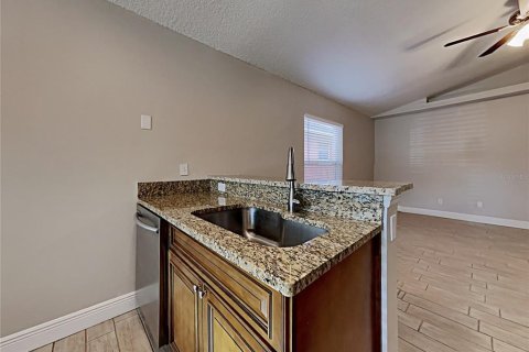 House in Apopka, Florida 3 bedrooms, 103.12 sq.m. № 2221764 - photo 4