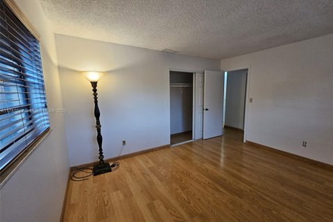 Condo in Miami, Florida, 3 bedrooms  № 1937472 - photo 10