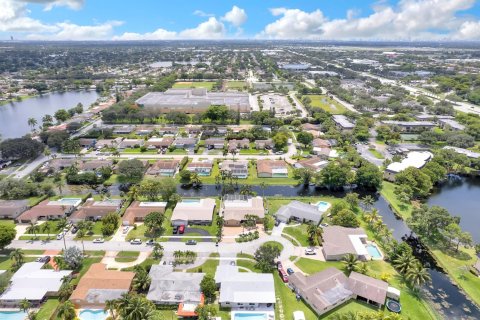 House in Pembroke Pines, Florida 3 bedrooms, 233.37 sq.m. № 1061439 - photo 1