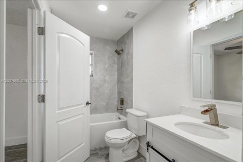House in Riviera Beach, Florida 4 bedrooms, 150.13 sq.m. № 2178884 - photo 12