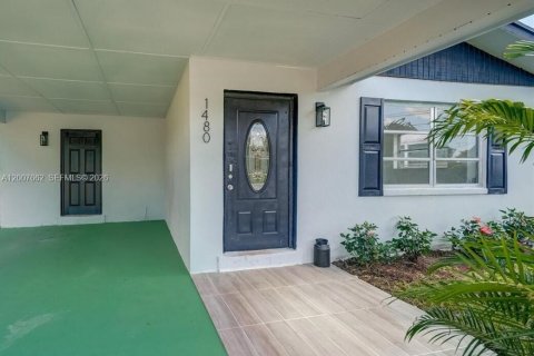 House in Riviera Beach, Florida 4 bedrooms, 150.13 sq.m. № 2178884 - photo 2
