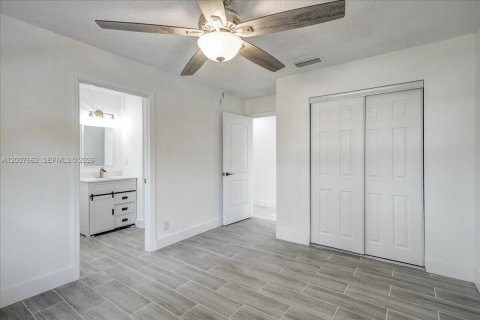 House in Riviera Beach, Florida 4 bedrooms, 150.13 sq.m. № 2178884 - photo 10