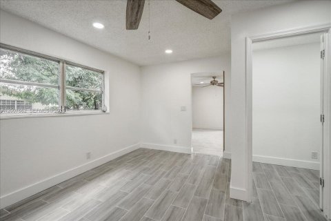 House in Riviera Beach, Florida 4 bedrooms, 150.13 sq.m. № 2178884 - photo 8