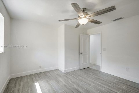 House in Riviera Beach, Florida 4 bedrooms, 150.13 sq.m. № 2178884 - photo 11