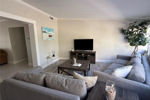 House in Saint Pete Beach, Florida 3 bedrooms, 151.06 sq.m. № 2233811 - photo 2