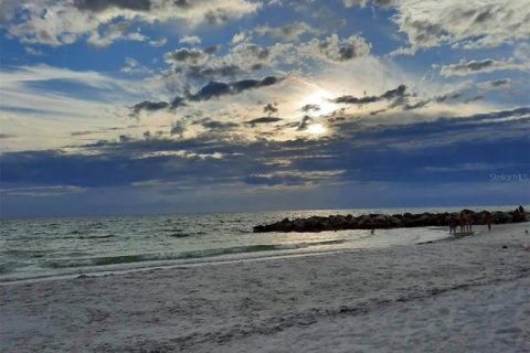 House in Saint Pete Beach, Florida 3 bedrooms, 151.06 sq.m. № 2233811 - photo 29