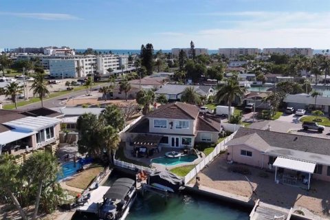House in Saint Pete Beach, Florida 3 bedrooms, 151.06 sq.m. № 2233811 - photo 26
