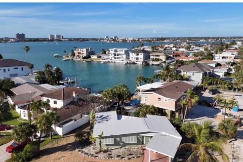 House in Saint Pete Beach, Florida 3 bedrooms, 151.06 sq.m. № 2233811
