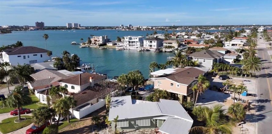 House in Saint Pete Beach, Florida 3 bedrooms, 151.06 sq.m. № 2233811