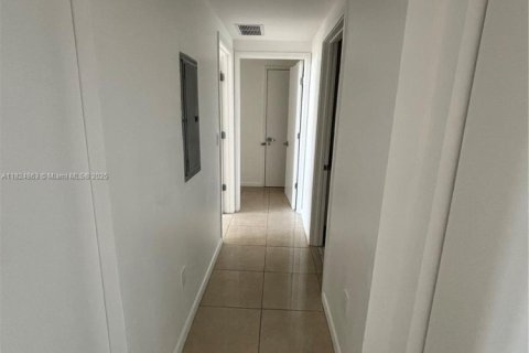 Condo in Miami, Florida, 2 bedrooms  № 1790732 - photo 9