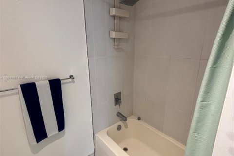 Condo in Miami, Florida, 2 bedrooms  № 1790732 - photo 13