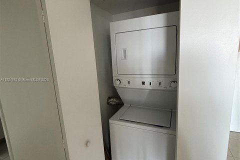 Condo in Miami, Florida, 2 bedrooms  № 1790732 - photo 8
