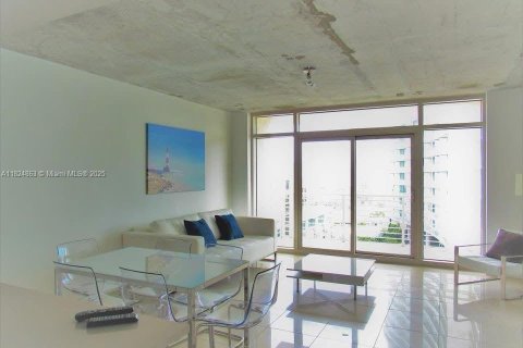 Condo in Miami, Florida, 2 bedrooms  № 1790732 - photo 1