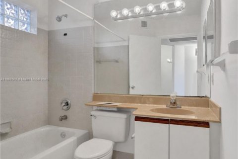 Condo in Plantation, Florida, 2 bedrooms  № 1892259 - photo 13