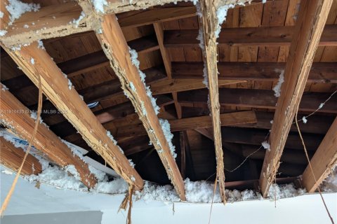 Propiedad comercial en venta en North Miami Beach, Florida, 173.36 m2 № 1974258 - foto 10