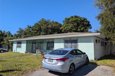 Propiedad comercial en venta en North Miami Beach, Florida, 173.36 m2 № 1974258 - foto 2