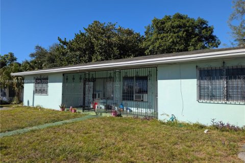 Propiedad comercial en venta en North Miami Beach, Florida, 173.36 m2 № 1974258 - foto 1