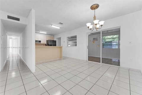 Casa en venta en Miami Gardens, Florida, 4 dormitorios, 154.78 m2 № 1963982 - foto 20