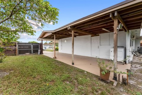 Casa en venta en Miami Gardens, Florida, 4 dormitorios, 154.78 m2 № 1963982 - foto 9