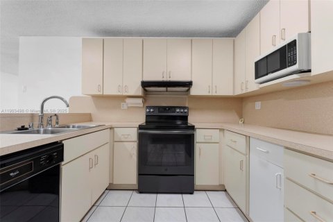 Casa en venta en Miami Gardens, Florida, 4 dormitorios, 154.78 m2 № 1963982 - foto 11