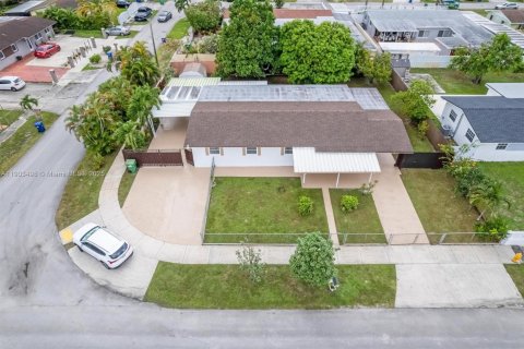 Casa en venta en Miami Gardens, Florida, 4 dormitorios, 154.78 m2 № 1963982 - foto 4