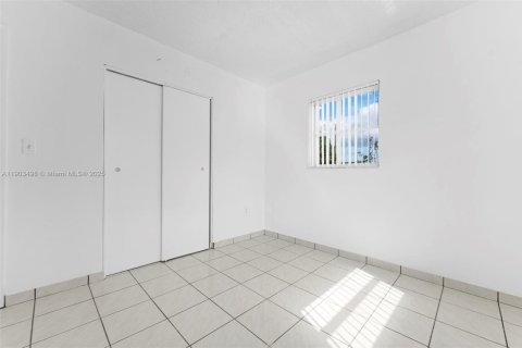 Casa en venta en Miami Gardens, Florida, 4 dormitorios, 154.78 m2 № 1963982 - foto 25