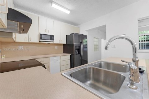 Casa en venta en Miami Gardens, Florida, 4 dormitorios, 154.78 m2 № 1963982 - foto 13
